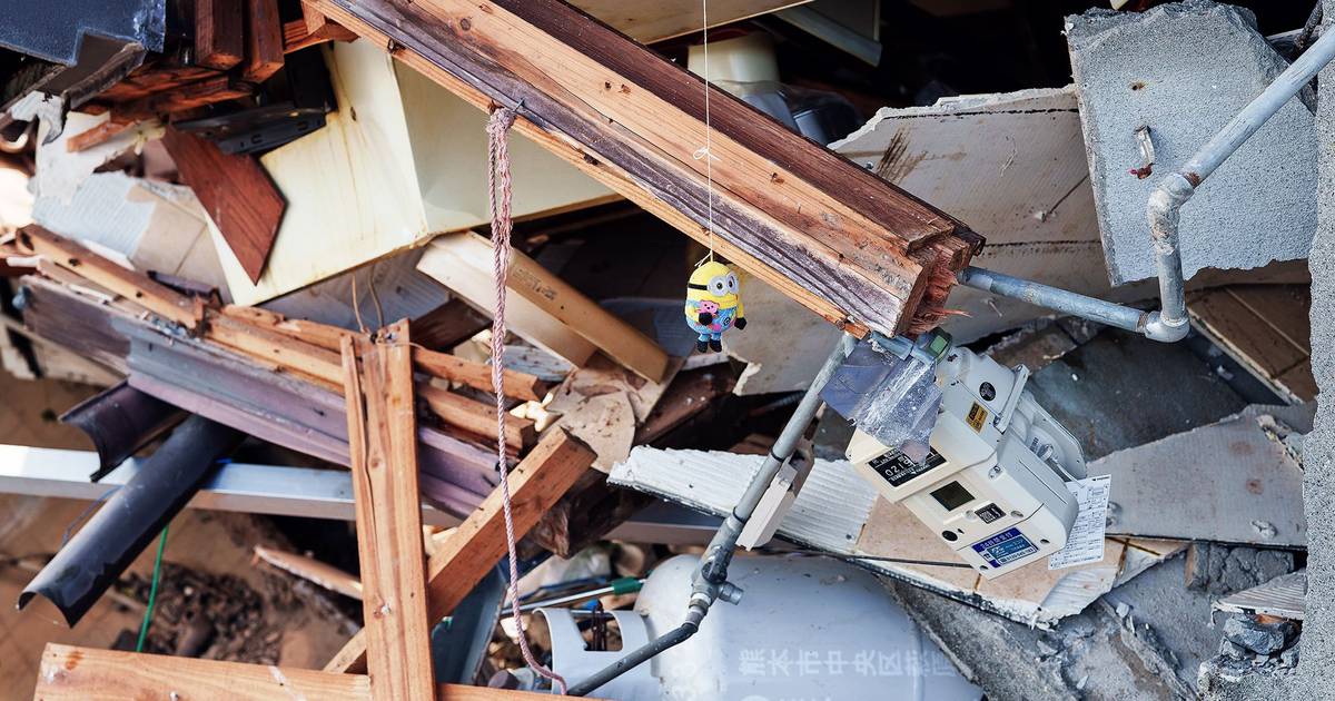 Um peluche no meio dos escombros do sismo que abalou o Japão