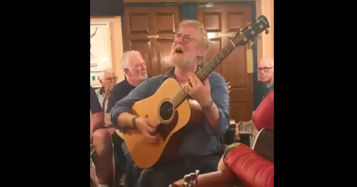 O vídeo de Glen Hansard a tocar num bar de Dublin poucas horas antes do acidente que o vitimou