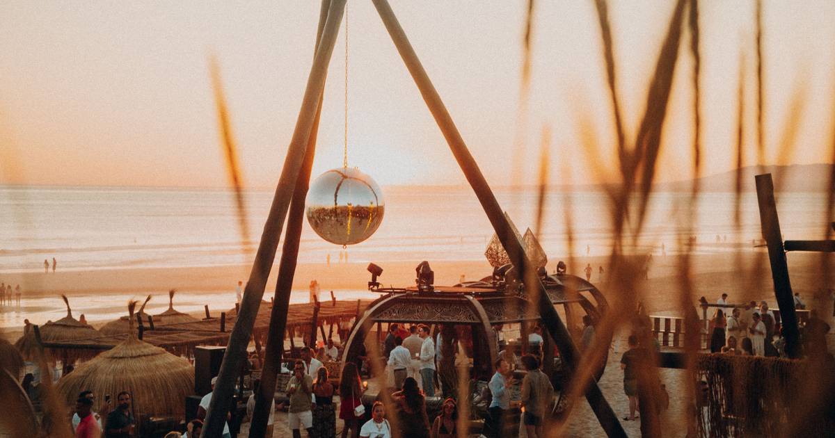 Cocktails, petiscos e música? Saiba onde celebrar o sol da Caparica com os pés na areia