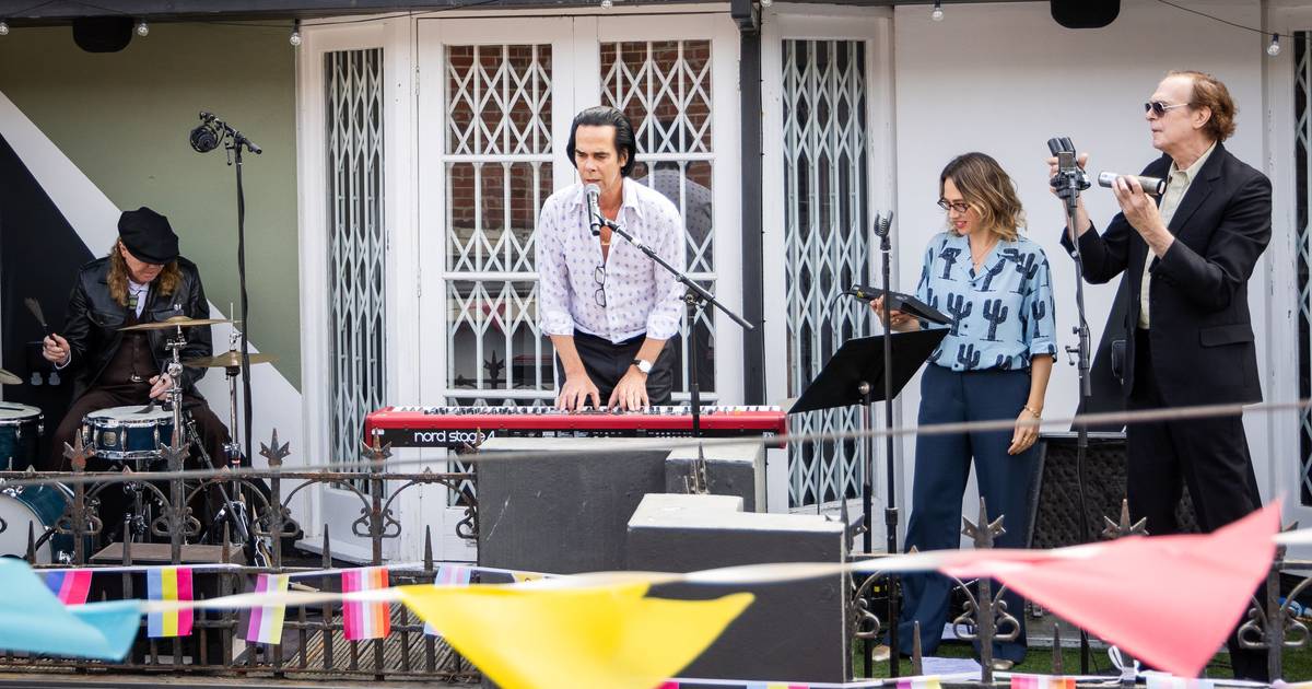 Nick Cave surpreende fãs com concerto no telhado: veja os vídeos