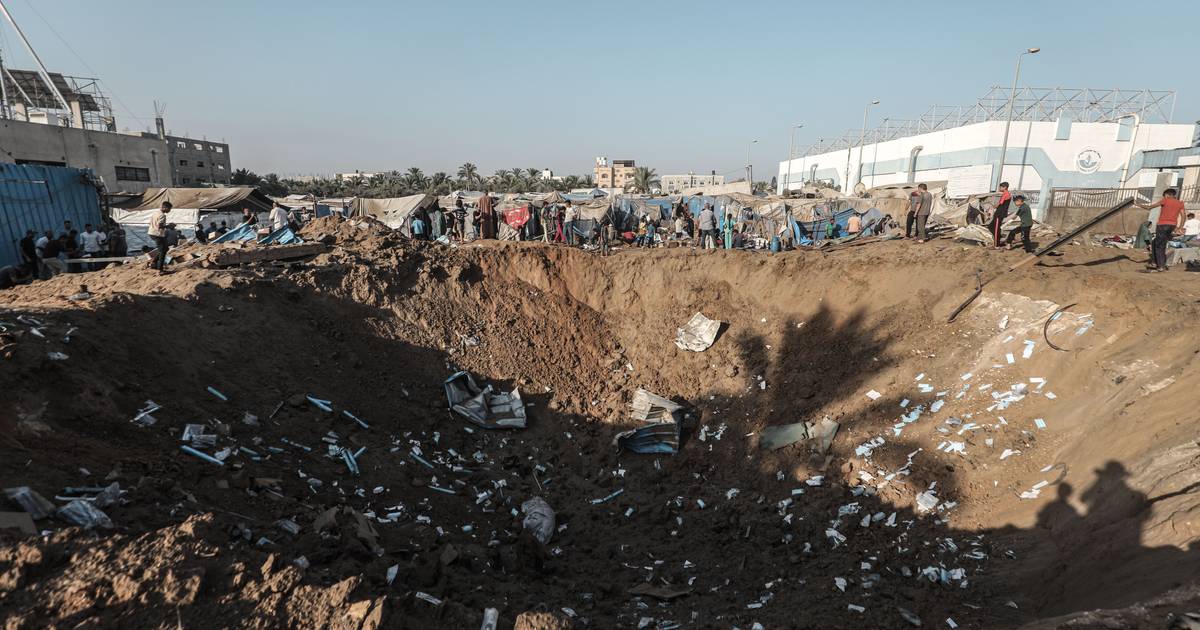 Ataque israelita abre cratera de 20 metros em hospital de Gaza