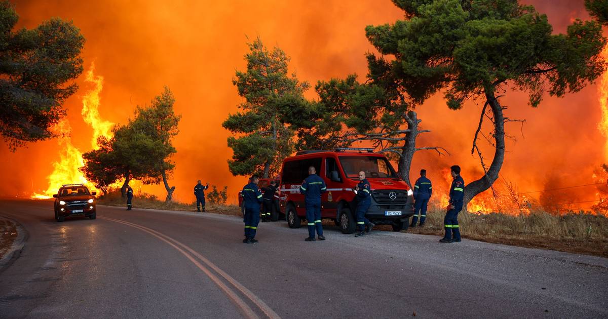 Dois helicópteros colidem durante combate aos incêndios na Grécia