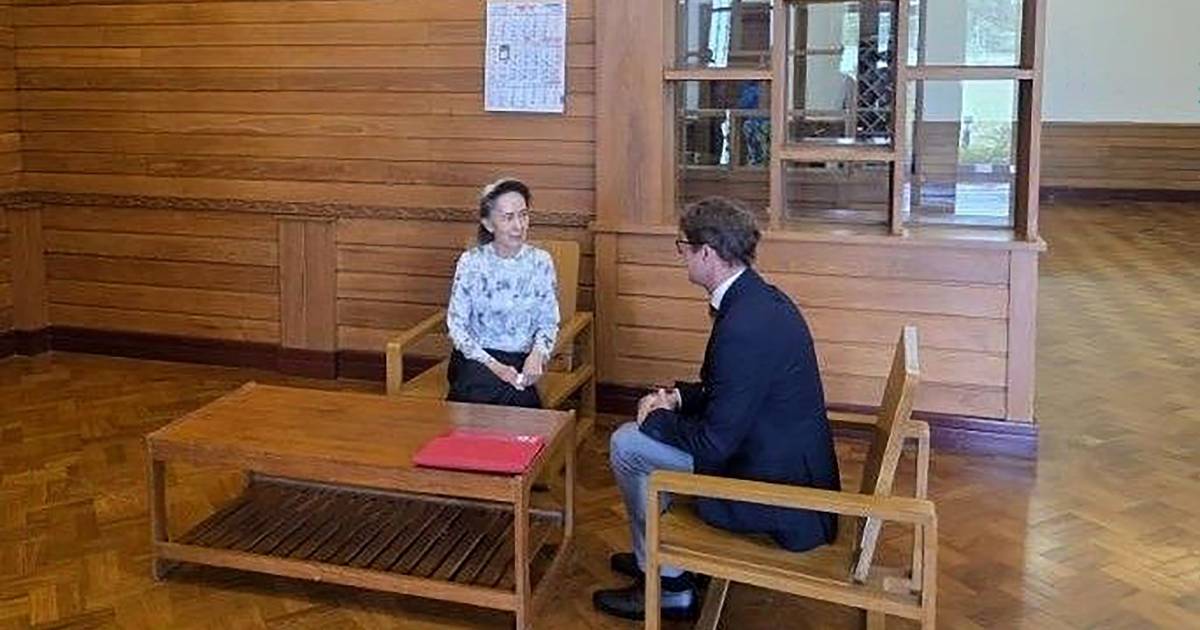 Cinco anos depois, a junta militar de Mianmar acedeu a fazer "prova de vida" e permitiu que a Cruz Vermelha visitasse Aung San Suu Kyi