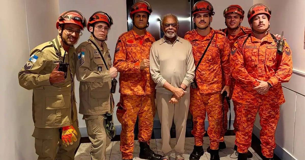 Gilberto Gil ficou preso no elevador do prédio onde reside e foi resgatado por bombeiros