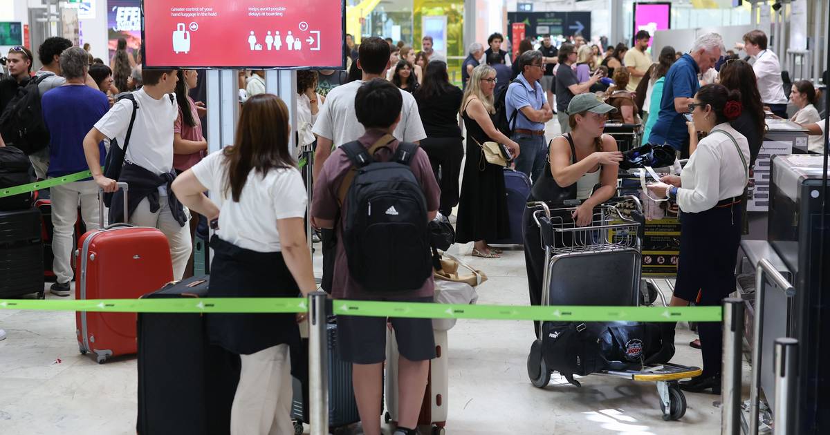 Filas longas e voos perdidos: novos controlos de passaportes da UE geram caos nos aeroportos