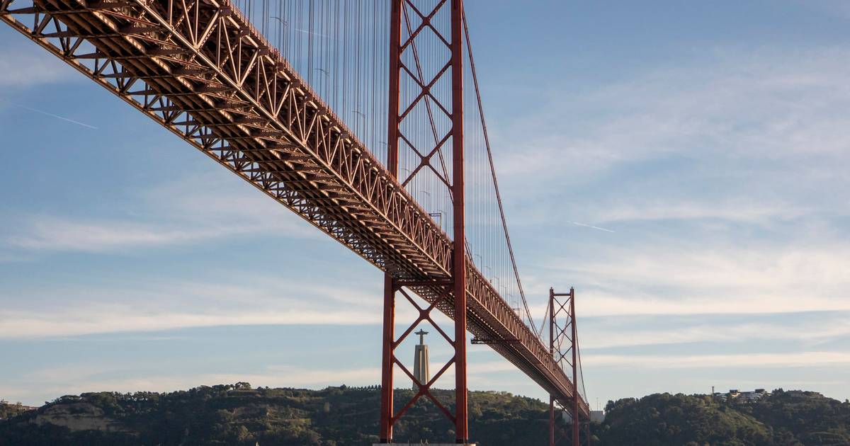 Espetáculo de drones em 3D sobre rio Tejo na celebração dos 60 anos da Ponte 25 de Abril