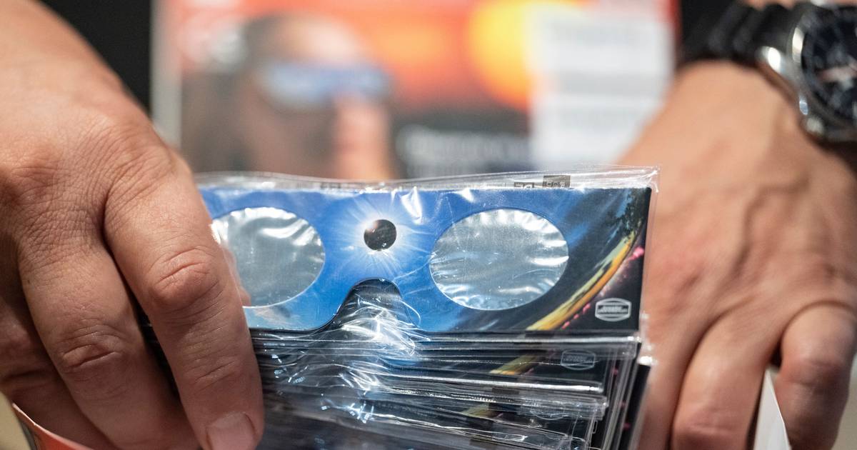 Óculos gratuitos para ver eclipse solar: saiba onde encontrá-los e que cuidados deve ter na observação