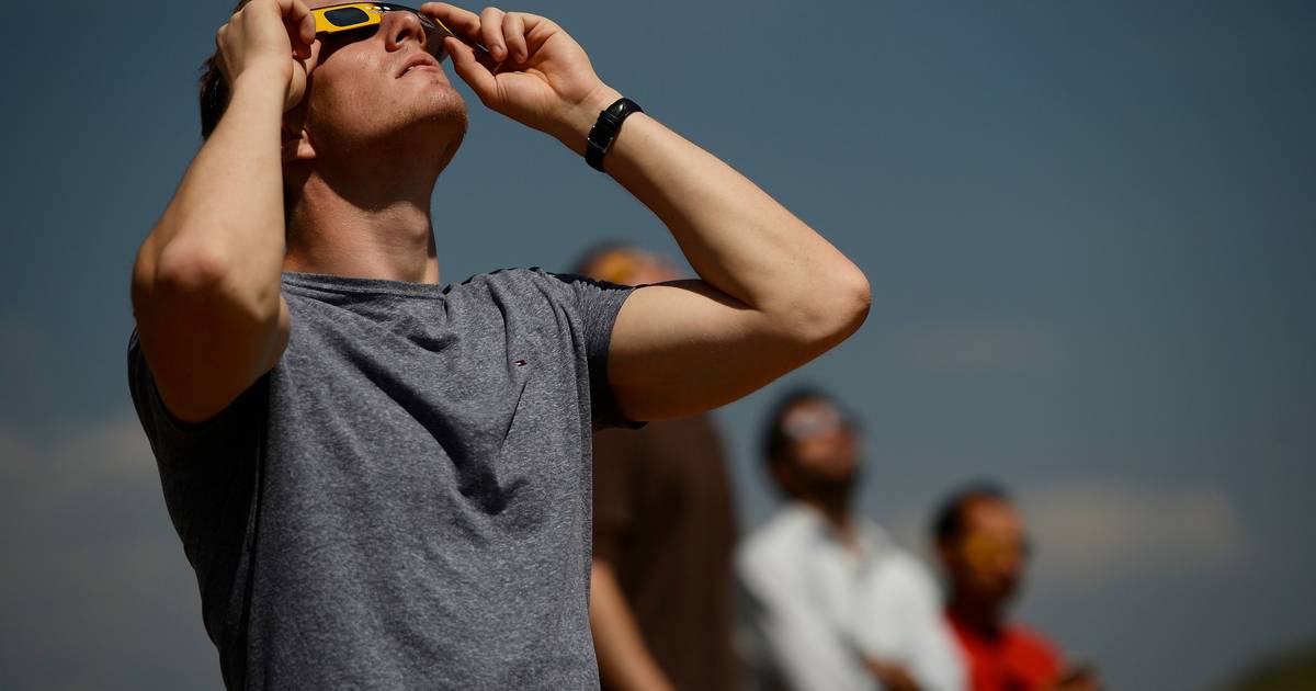 Stock de óculos gratuitos para o eclipse vai ser reforçado. Saiba onde levantá-los e onde comprar óculos certificados