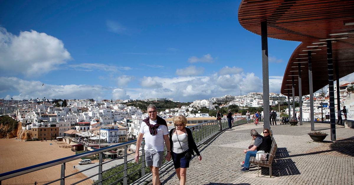 Algarve já não espera crescimento e hotéis dão conta de um "verão difícil" em Lisboa