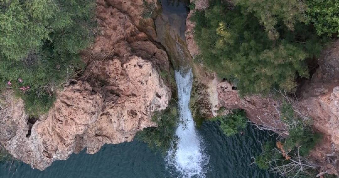 Pego do Inferno, a cascata que é local de romaria e de banhos refrescantes no barrocal algarvio
