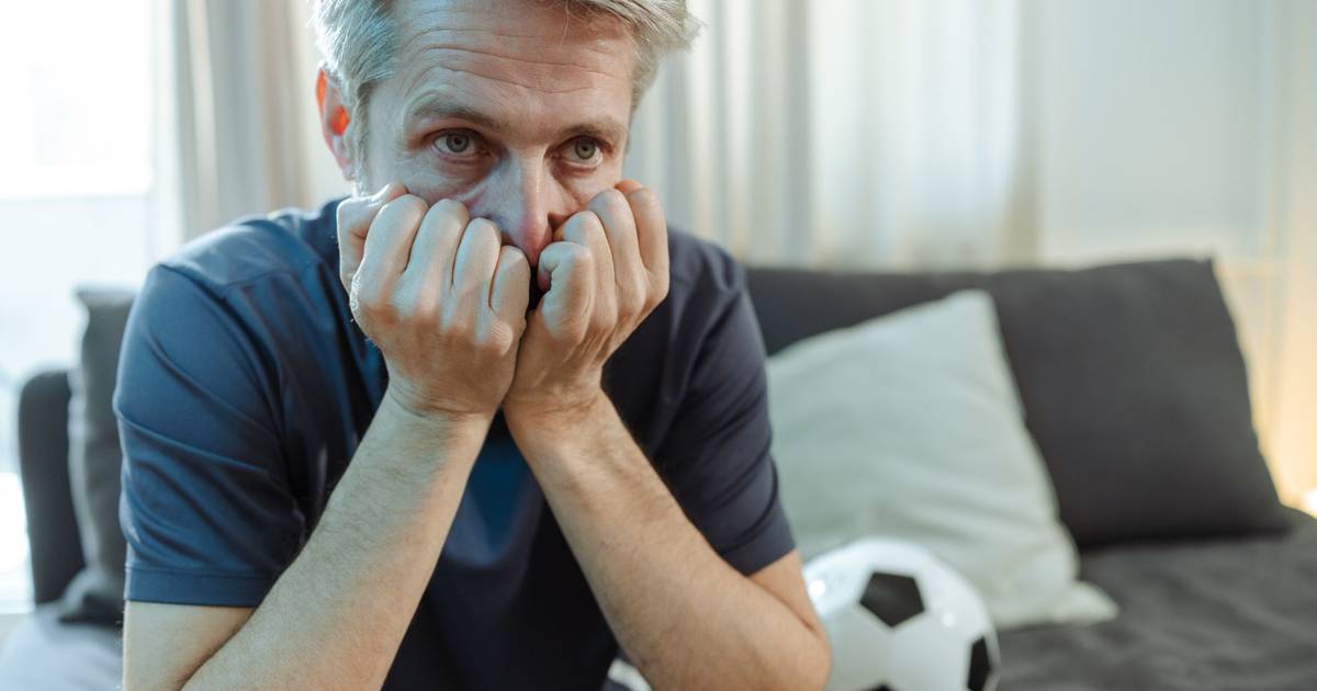 Homens portugueses celebram início do campeonato nacional após um verão inteiro praticamente sem futebol