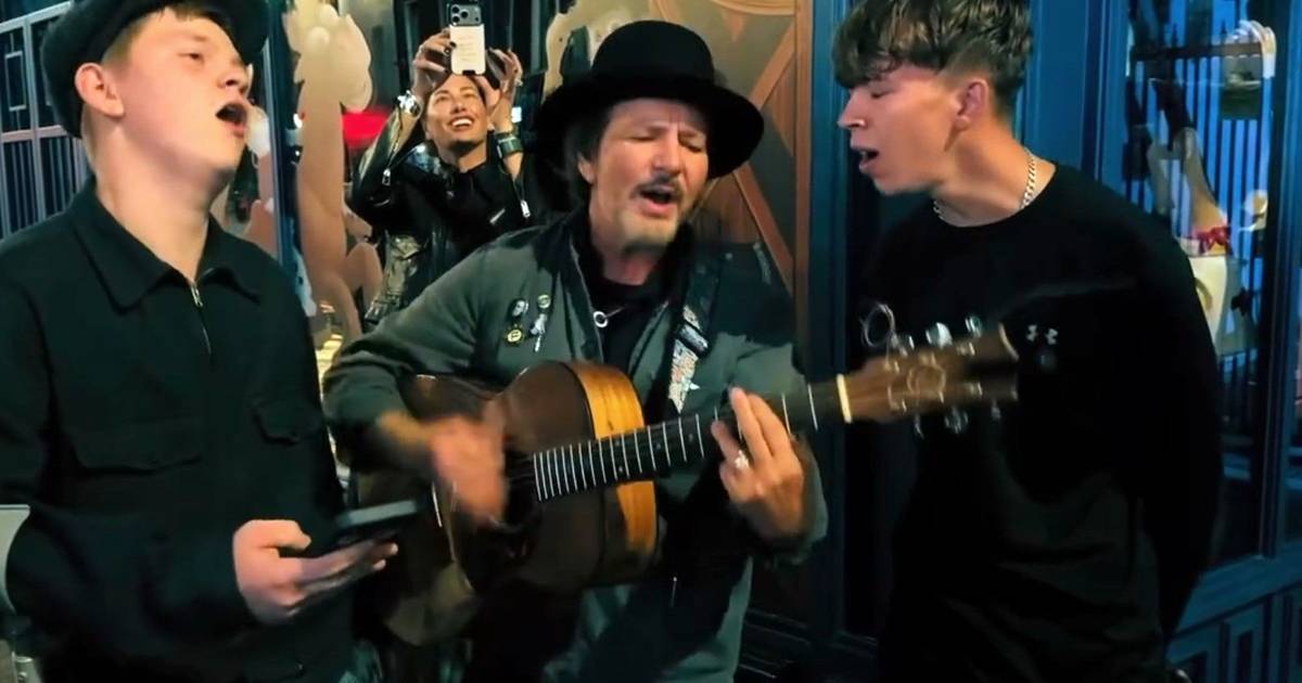Os vídeos emotivos e as incríveis fotos de Eddie Vedder, dos Pearl Jam, a tocar na mesma rua de Dublin onde o amigo Glen Hansard se revelou