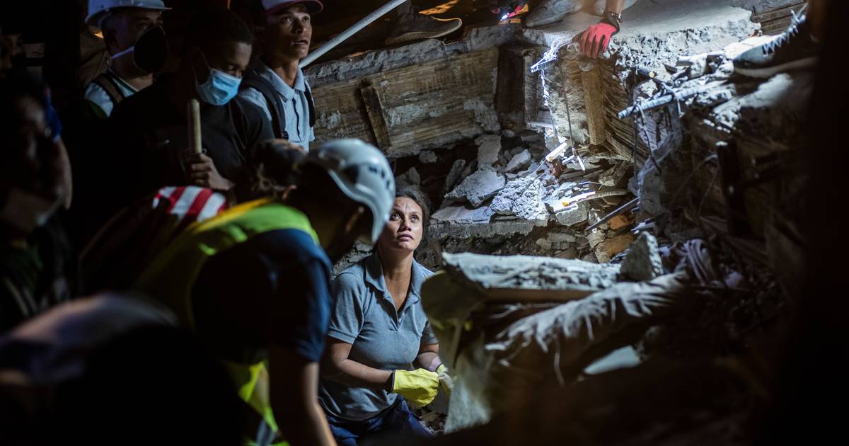 Madrugada dentro, tudo serve para procurar sobreviventes do sismo na Colômbia