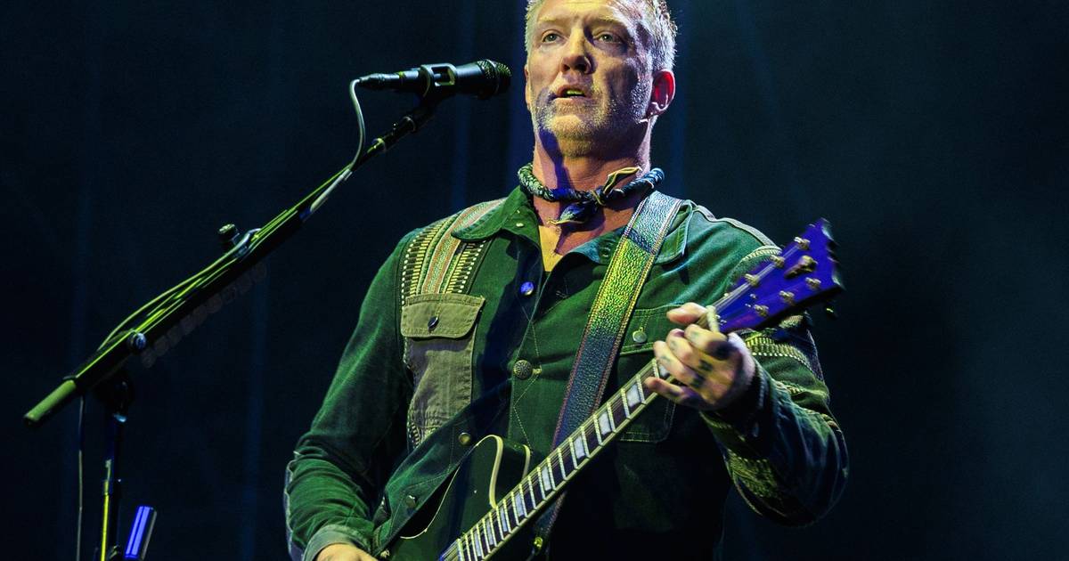 John Homme desafia lei antitabaco em concerto e incita o público: "Estão a pagar demasiado por bebidas. Façam o que vos apetecer"