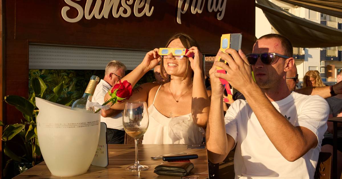 "Fui a primeira mulher que o trouxe a ver um eclipse": histórias de uma tarde de verão em Quarteira