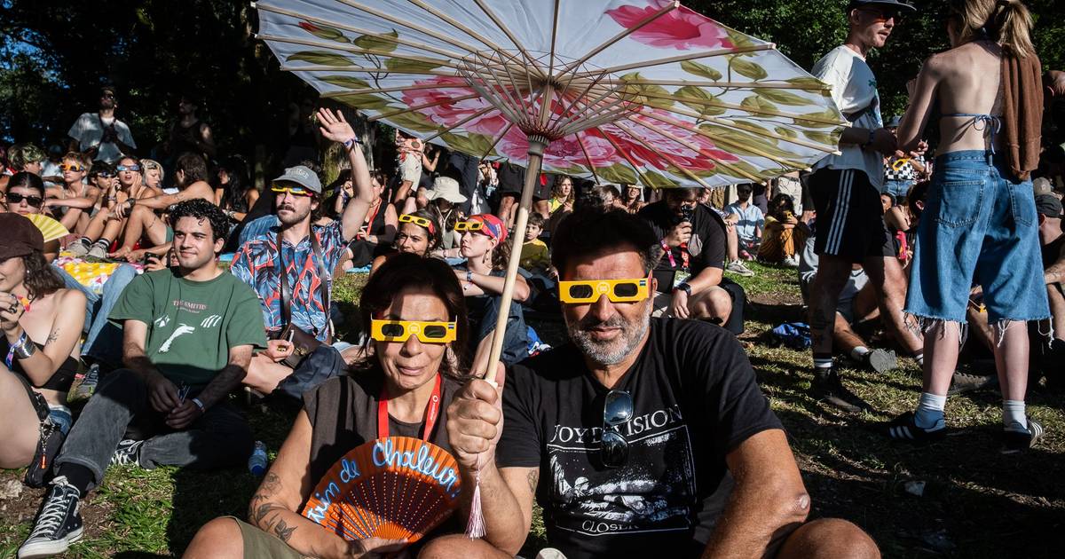 Milhares de festivaleiros a olhar para o céu: como foi o eclipse no Vodafone Paredes de Coura