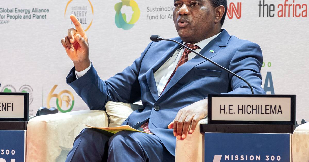 Presidente da Zâmbia em busca da reeleição, enquanto o país debate onde enterrar o seu antecessor