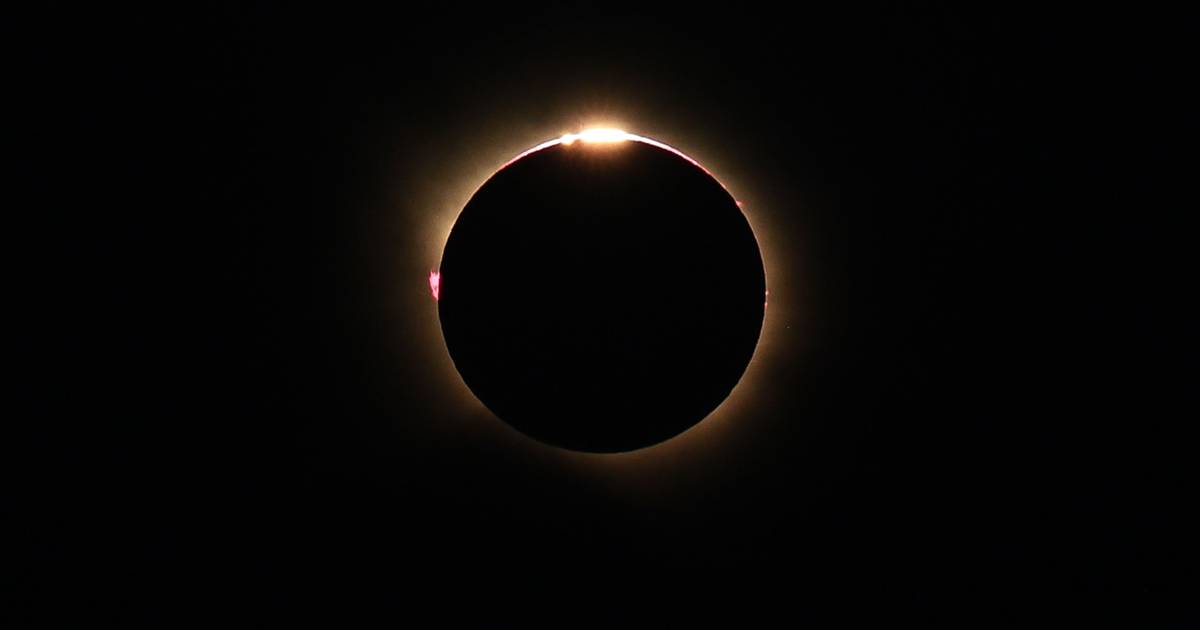 De olhos no céu: o eclipse solar em imagens