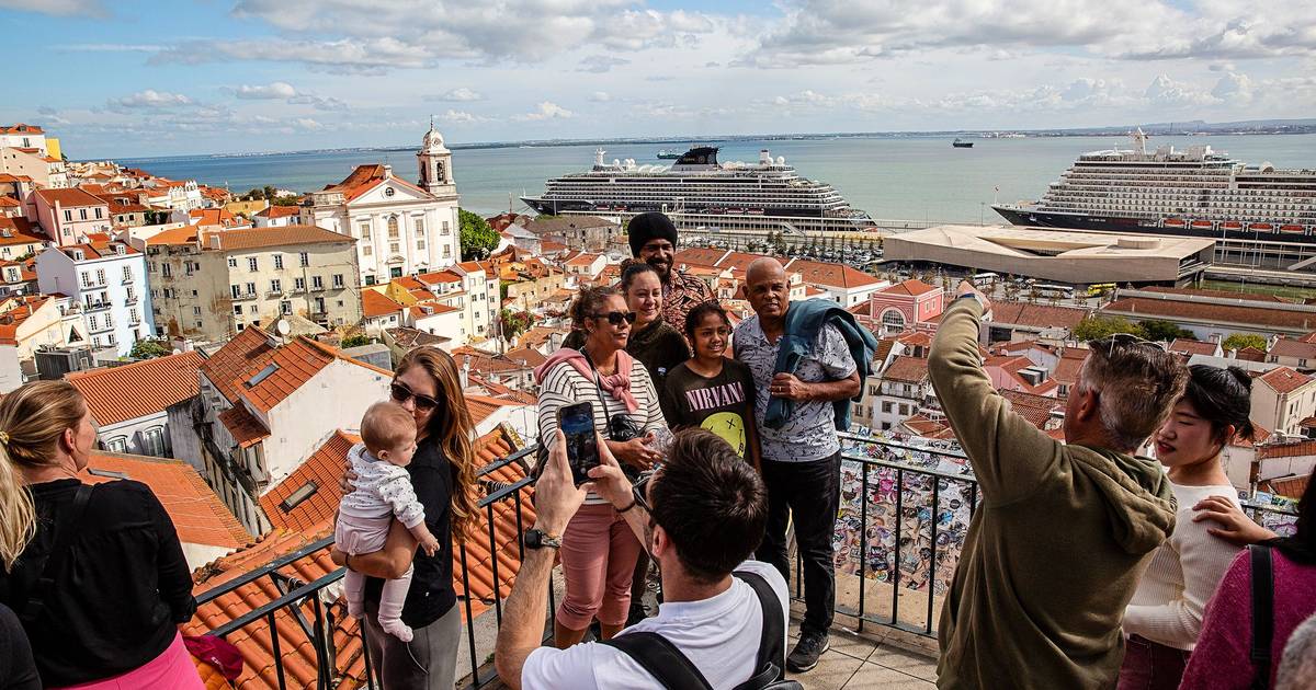 Famílias reservam mais tarde, Algarve baixa preços