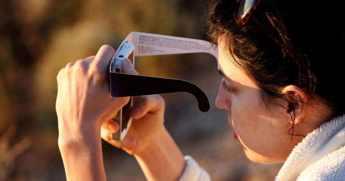 Eclipse solar: como garantir uma observação segura, mesmo não tendo óculos certificados