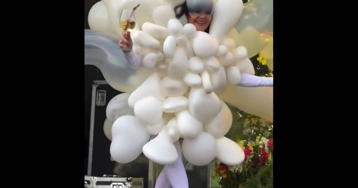 Björk vestiu-se de balões brancos e tocou música de Rosalía para celebrar eclipse numa rave na Islândia: veja os vídeos