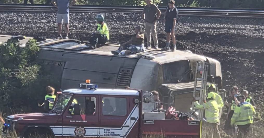 Comboio com dezenas de passageiros descarrila no Reino Unido