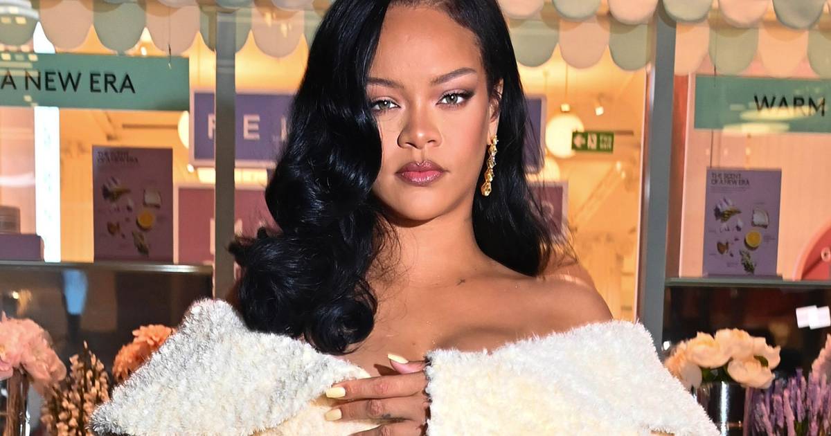Rihanna mostra fotos raras com os três filhos ao visitar casa onde cresceu