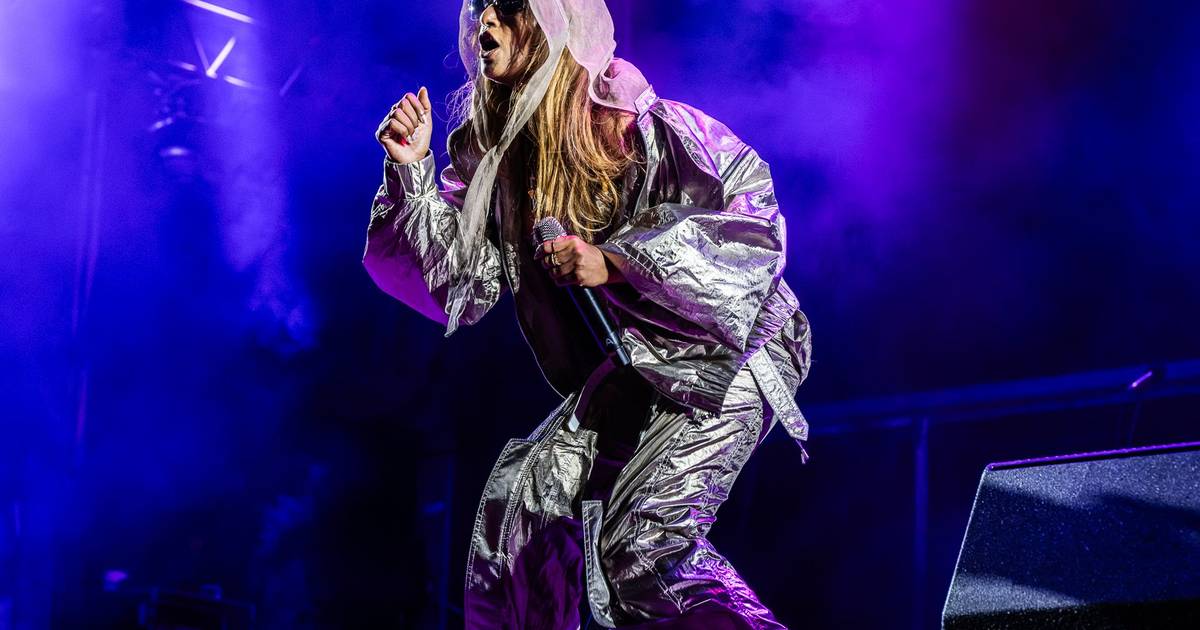A "cancelada" M.I.A. no Vodafone Paredes de Coura: 40 minutos à antiga, 20 sobre Jesus, e uma 'Paper Planes' para telemóvel ver