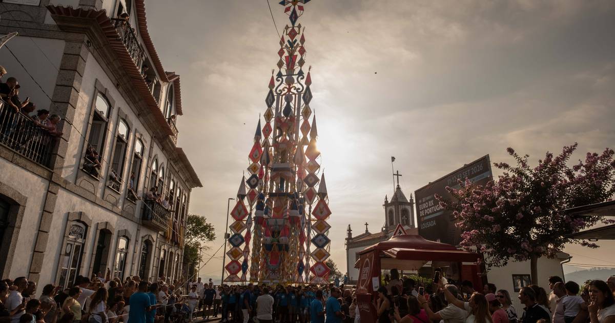 O maior andor do mundo voltou a sair à rua: fotos e histórias da Romaria da Nossa Senhora Aparecida, que todos os anos anima a vila de Torno