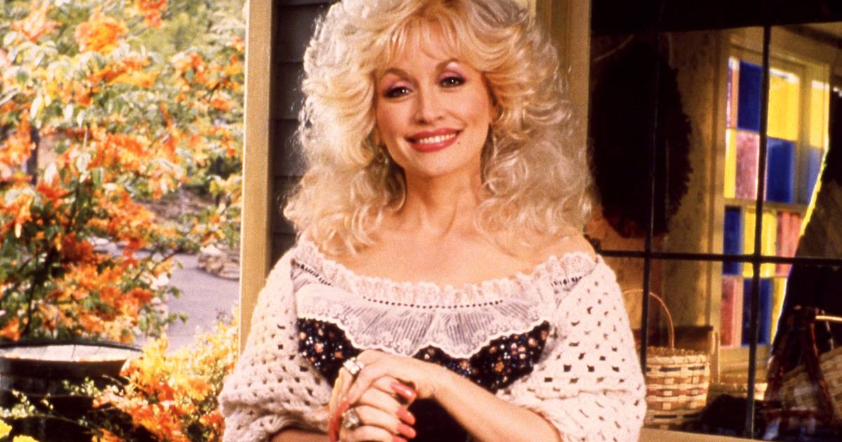 Dolly Parton "ha lavorato fino all'ultimo giorno di vita": in arrivo un biopic, un musical di Broadway e uno spettacolo 'avatar'