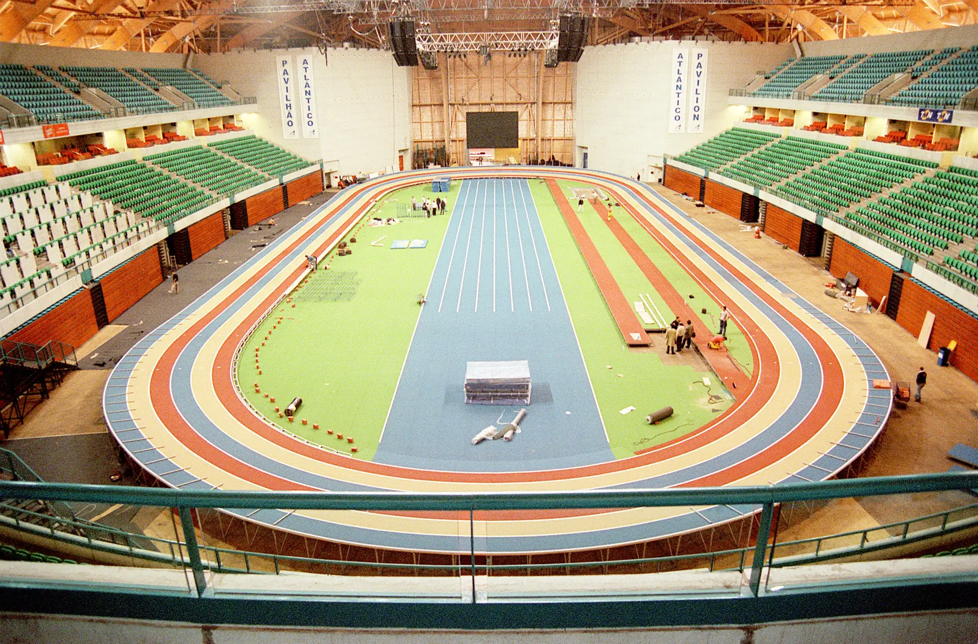 A pista curta de atletismo que foi montada no interior do então Pavilhão Atlântico, em Lisboa, para acolher os Europeus de 2001