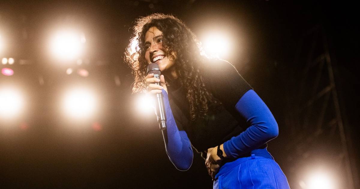 Enquanto o mundo e os festivais gritam, MARO canta para nós: no Meo Kalorama, ela fez isso com um sorriso nos lábios