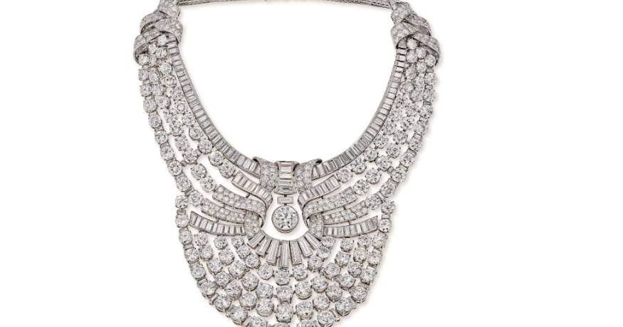 Un collier évalué à près de quatre millions d'euros a été volé à la lumière du jour dans un musée de Vienne