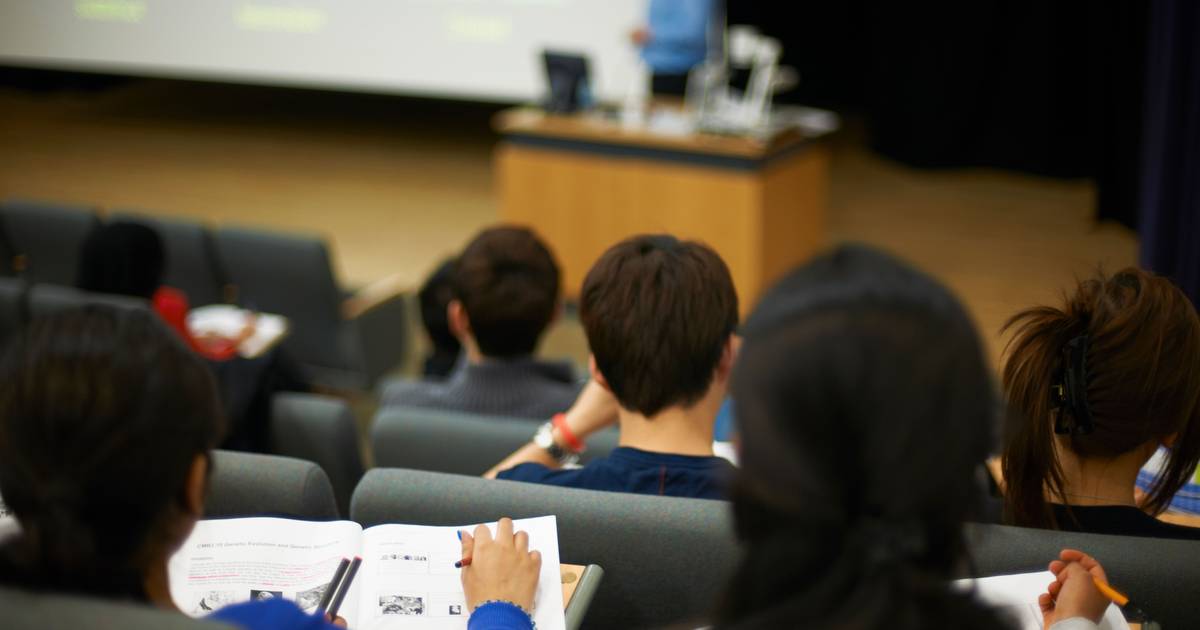 <Rektor gibt finanzielle Schwierigkeiten zu, nachdem Dozenten der Hochschule für Theater und Film ohne Vertrag blieben>