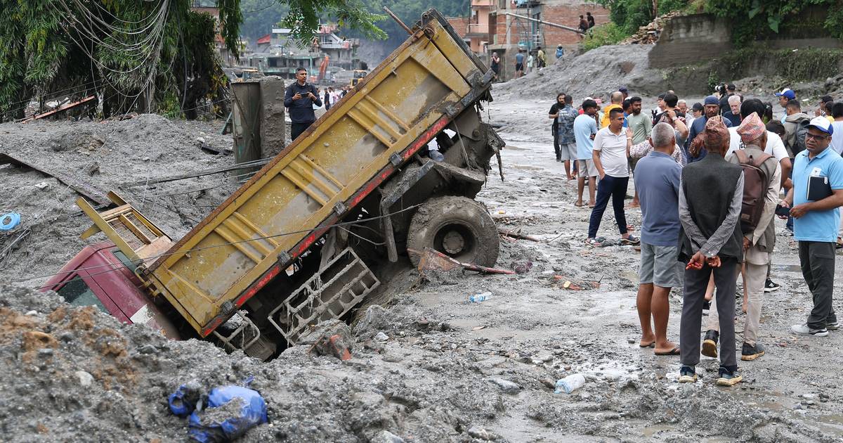 Tragedia in Nepal: bambina di 6 anni salvata dopo 60 ore sotto fango e macerie