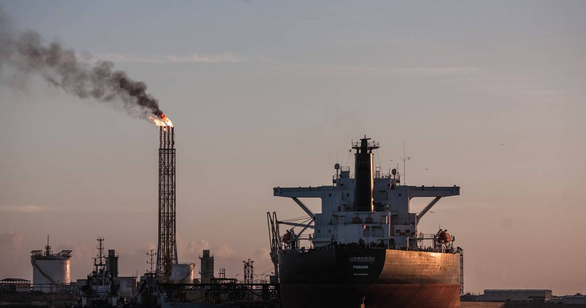 "Uma nova forma de colonialismo dos Estados Unidos": i venezuelani contestano la presa di controllo del petrolio da parte degli USA