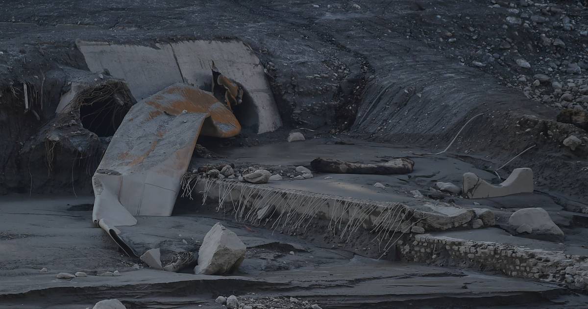 Nepal turns to controlled explosions to rescue hundreds of people trapped in tunnels