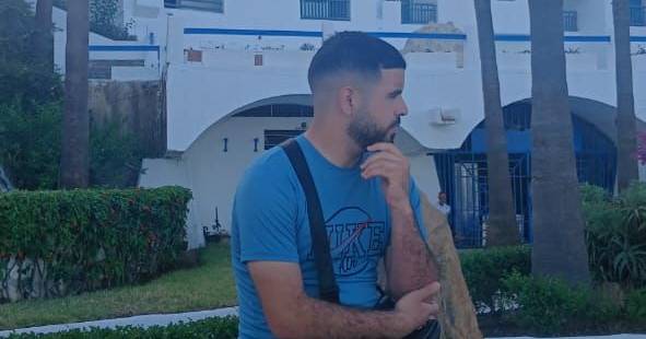 Ceuta, einen Monat später: die Geschichte von Morad, dem jungen Mann, der zwischen den Toten schwamm und nicht daran denkt, ohne Papiere zurückzukehren