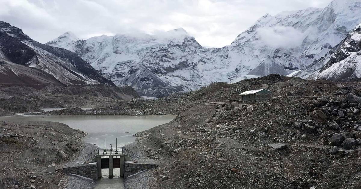 Um glaciar morto é uma perda. Um glaciar moribundo é uma ameaça