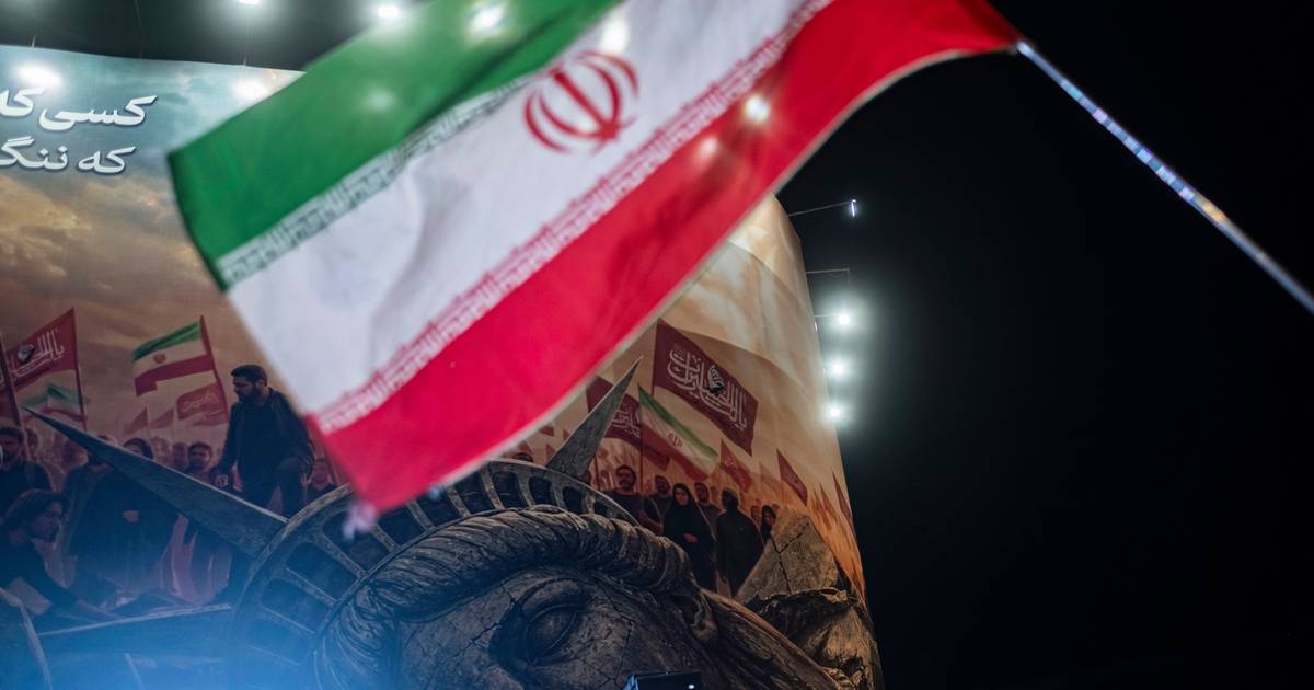 Gli USA fanno passare petrolio per Hormuz di notte, l'Iran risponde con mine lanciate da 'rocket' e la guerra ritorna: "Questo è un momento pericoloso"