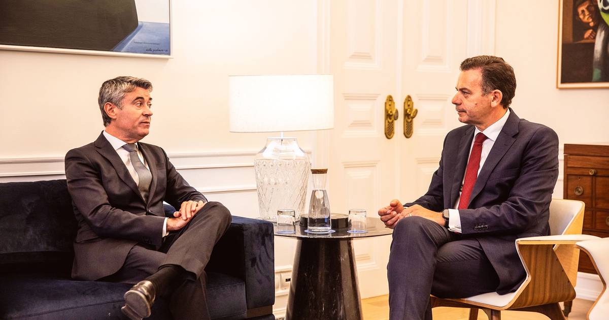 Carneiro aconselha Montenegro a evitar "efeitos pirotécnicos" do confronto entre Neves e Ventura