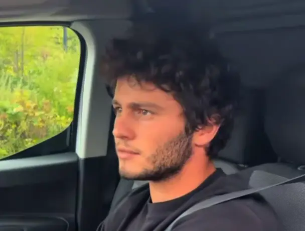 João Neves troca o luxo e faz furor em Paris com uma carrinha de mercadorias