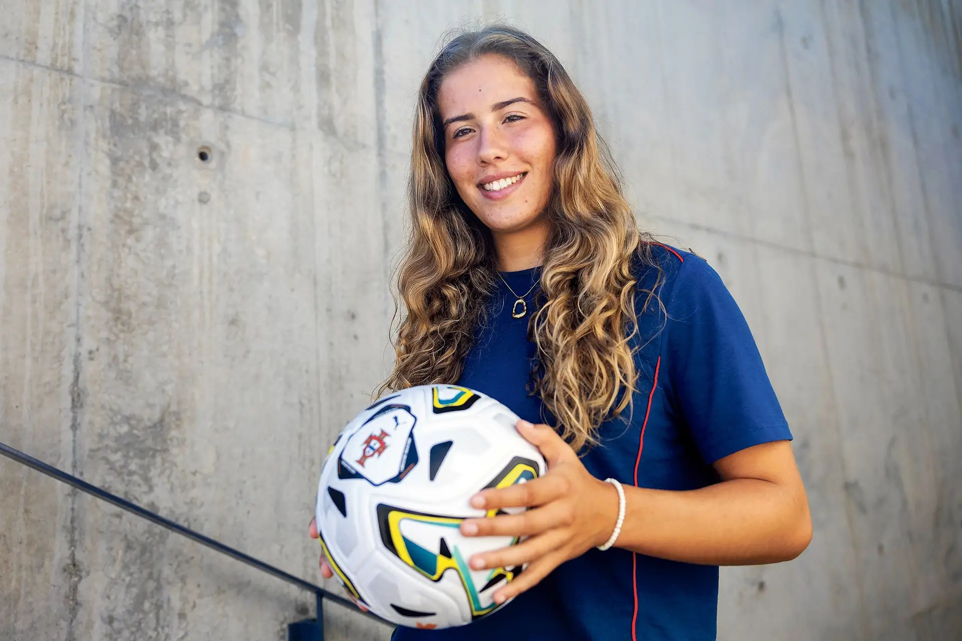 A avançada Carolina Santiago é um dos rostos do sucesso da seleção sub-20: a avançada joga no Sporting