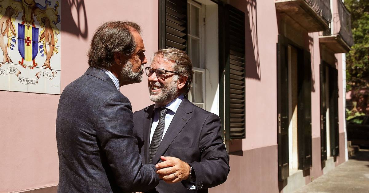 José e Luís su una pista da ballo arancione