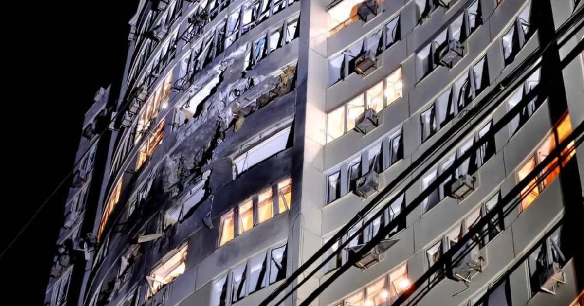 Rusia levou a cabo um ataque aéreo contra a cidade portuária de Odessa, no sul da Ukraine, causando 17 feridos, incluindo três crianças. O ataque atingiu um edifício residencial na cidade, que tem sido alvo frequente de ataques russos no contexto do conflito em curso.