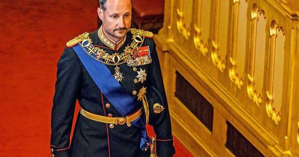 Haakon VIII. Il re che ama le onde sale al trono in una marea tumultuosa