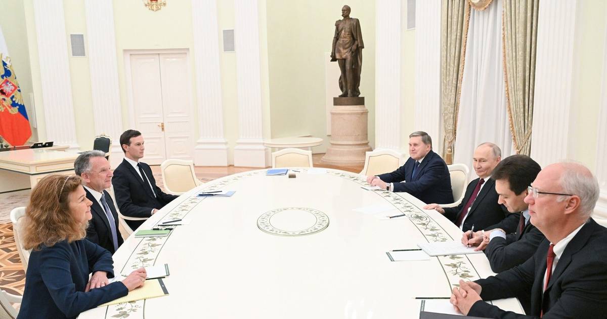 Inviati americani arrivano a Mosca per negoziati di pace mentre Zelensky denuncia nuovi attacchi all'Ucraina
