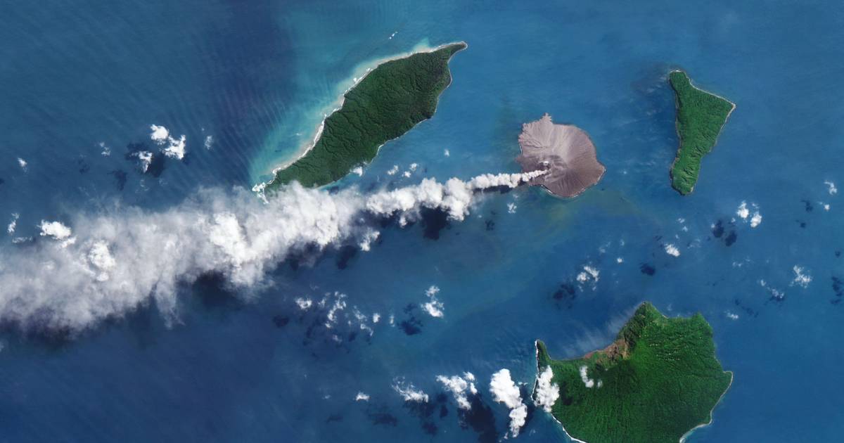 Vulcão em erupção na Indonésia trava voos em seis aeroportos e encerra escolas