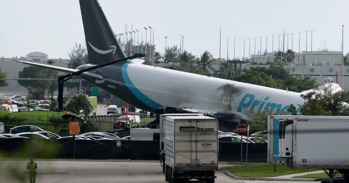 Aereo cargo esce dalla pista a Miami e colpisce diversi veicoli