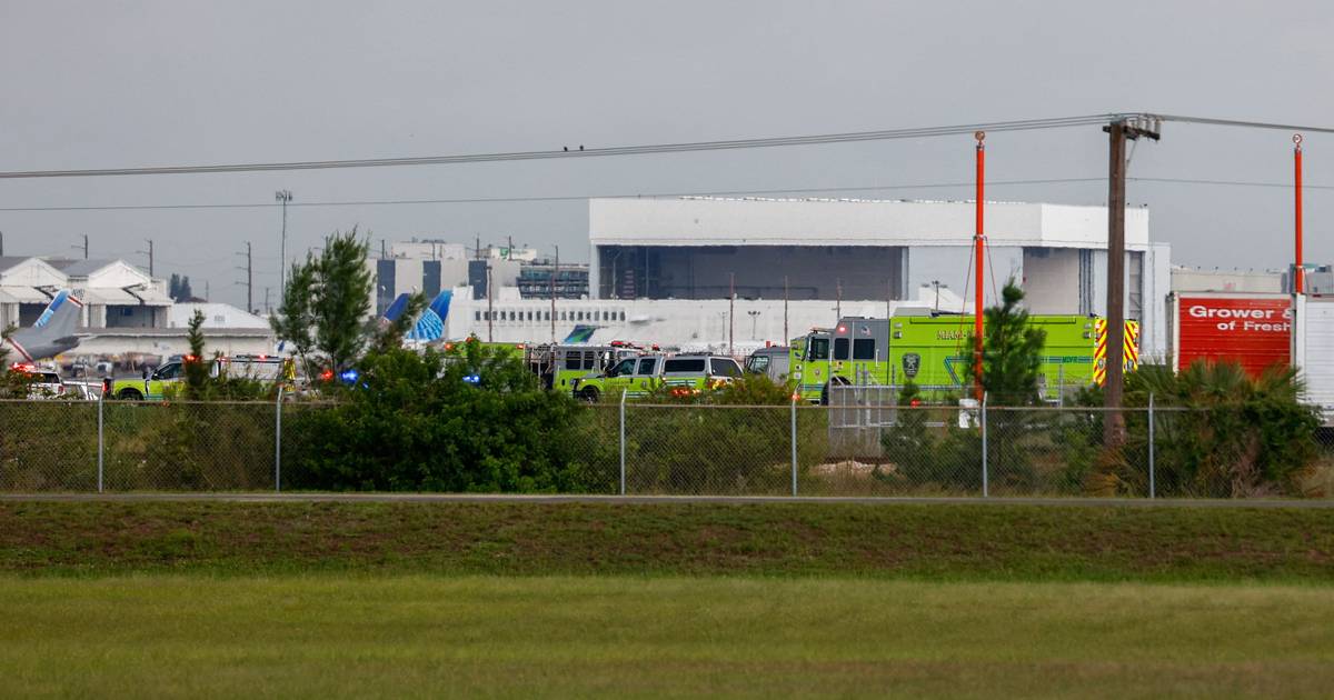 Frachtflugzeug läuft in Miami von der Landebahn ab, trifft mehrere Fahrzeuge und gerät in Brand